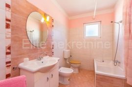 Medulin - apartmanska villa sa 5 apartmana!, Medulin, Ev