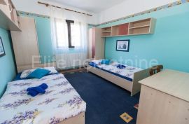 Novi Vinodolski - 500 m2 kuća sa apartmanima, Novi Vinodolski, Σπίτι