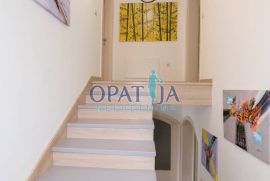 Opatija okolica, kvalitetna kuća sa dva moderna stana, garaža, bazen, prostrana okućnica u zelenilu, Opatija, Дом