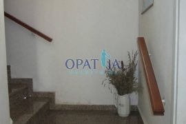 Opatija, Medveja, lijepa starina s velikom okućnicom, Opatija, Famiglia