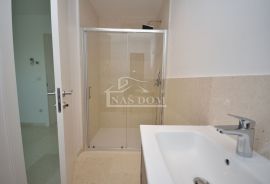 LUKSUZNI DVOETAŽNI STAN, PRVI RED DO MORA!!!, Vodice, Apartamento