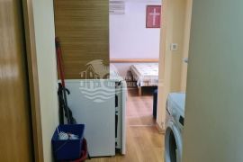 Bilice/Apartmanska kuća sa lijepo uređenom okućnicom, Bilice, Maison