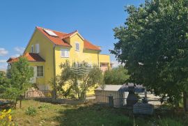 Bilice/Apartmanska kuća sa lijepo uređenom okućnicom, Bilice, Дом