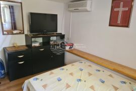 Bilice/Apartmanska kuća sa lijepo uređenom okućnicom, Bilice, Maison