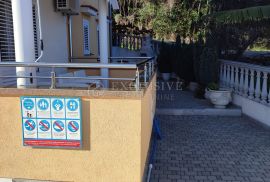 IKA - OPRIĆ - APARTMAN OD DVIJE STAMBENE JEDINICE SA BAZENOM, Opatija - Okolica, Famiglia