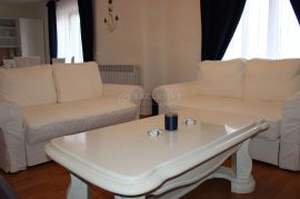 KRK, VRBNIK - PREKRASNA APARTMANSKA VILA U PRVOME REDU DO MORA, Vrbnik, Дом