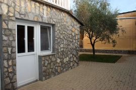 KRK, VRBNIK - PREKRASNA APARTMANSKA VILA U PRVOME REDU DO MORA, Vrbnik, Σπίτι