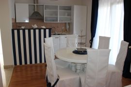 KRK, VRBNIK - PREKRASNA APARTMANSKA VILA U PRVOME REDU DO MORA, Vrbnik, Дом