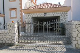 CRIKVENICA-DRAMALJ-KUĆA S VELIKOM OKUĆNICOM, Crikvenica, Maison