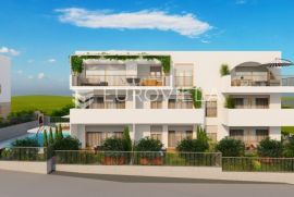 Slatine, dvosoban stan s vrtom drugi red od mora, Split - Okolica, Appartment