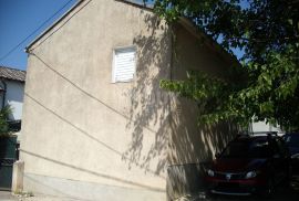 OTOK KRK, POLJE - Kamena kuća na mirnoj lokaciji, Dobrinj, Famiglia