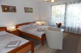 OTOK KRK, MALINSKA - Dvojna kuća sa 7 apartmana, Malinska-Dubašnica, House