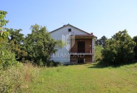 Pazin, kuća s prostranom okućnicom na mirnoj lokaciji., Pazin, Дом