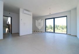 Poreč, okolica, trosoban stan na prvom katu sa krovnom terasom!, Poreč, Apartamento