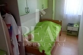 Prodaja kuće u nizu s garažom  u Kostelju P+1  108 m2, Crikvenica, Дом