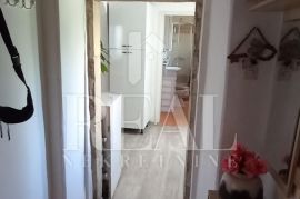 Prodaja kuće u nizu s garažom  u Kostelju P+1  108 m2, Crikvenica, Famiglia