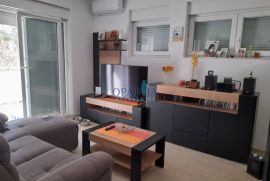 Crikvenica - naselje Benići, komotan stan 3S + DB, veličine preko 75 m2, prodaje se, Crikvenica, Apartamento