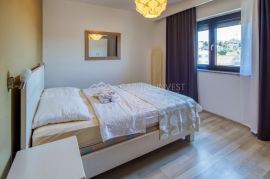 Vila sa 8 zasebnih apartmana u Pješčanoj uvali, Istra, Medulin, Дом