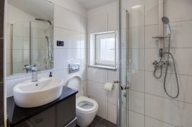 Vila sa 8 zasebnih apartmana u Pješčanoj uvali, Istra, Medulin, Дом