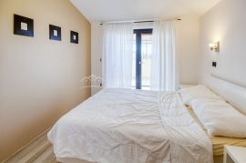 Vila sa 8 zasebnih apartmana u Pješčanoj uvali, Istra, Medulin, Ev