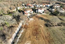 LIJEPO GRAĐEVINSKO ZEMLJIŠTE NA MIRNOJ LOKACIJI 879 m2, Višnjan, Land