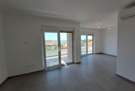 SUKOŠAN - PENTHOUSE S5 2. KAT S POGLEDOM NA MORE, 100M OD MORA, Sukošan, Appartamento