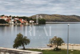 Bilice prvi red do mora dvojna kućaP+2, Šibenik - Okolica, Casa