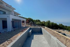 RIJEKA, KOSTRENA – ekskluzivna duplex vila s bazenom i garažom te panoramskim pogledom na more, Kostrena, Famiglia