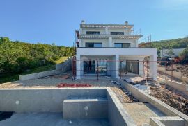 RIJEKA, KOSTRENA – ekskluzivna duplex vila s bazenom i garažom te panoramskim pogledom na more, Kostrena, Famiglia