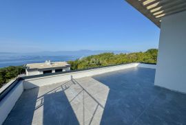 RIJEKA, KOSTRENA – ekskluzivna duplex vila s bazenom i garažom te panoramskim pogledom na more, Kostrena, Famiglia