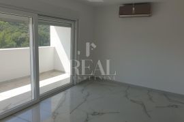 RAB-STAN SA GALERIJOM I KROVNOM TERASOM, 2S+DB, 67 m2, Rab, Appartement