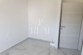 RAB-STAN SA GALERIJOM I KROVNOM TERASOM, 2S+DB OD 68 m2, Rab, Appartamento