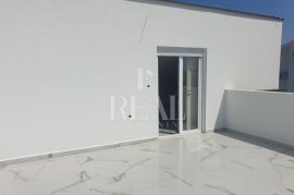 RAB-STAN SA GALERIJOM I KROVNOM TERASOM, 2S+DB OD 68 m2, Rab, Appartamento