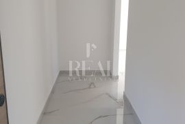 RAB-STAN SA GALERIJOM I KROVNOM TERASOM, 2S+DB OD 68 m2, Rab, Appartamento