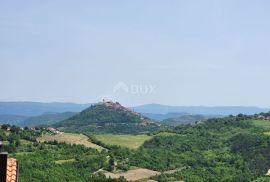 ISTRA, KAROJBA - Autohtona kamena kuća s pogledom na Motovun, Karojba, Ev