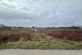 ZEMLJIŠTE U BLIZINI CENTRA MIRNA LOKACIJA POGLED NA VELEBIT, Gospić, Land