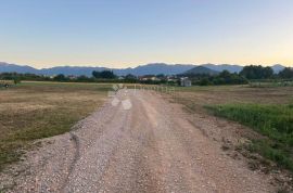 ZEMLJIŠTE U BLIZINI CENTRA MIRNA LOKACIJA POGLED NA VELEBIT, Gospić, Terreno