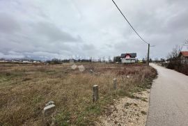 ZEMLJIŠTE U BLIZINI CENTRA MIRNA LOKACIJA POGLED NA VELEBIT, Gospić, Terreno