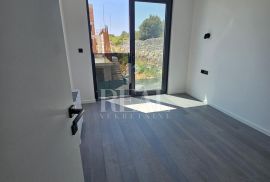 Krk, 2S+DB od 86 m2 u modernoj urbanoj vili na atraktivnoj lokaciji, Krk, Apartamento