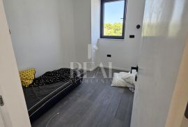 Krk, 2S+DB od 86 m2 u modernoj urbanoj vili na atraktivnoj lokaciji, Krk, Apartamento