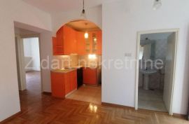 Izvanredno lep salonac u centru Zemuna sa pogledom na park, Zemun, Apartamento