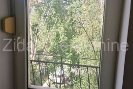 Izvanredno lep salonac u centru Zemuna sa pogledom na park, Zemun, Appartement