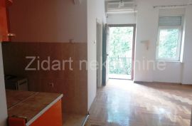 Izvanredno lep salonac u centru Zemuna sa pogledom na park, Zemun, Appartement