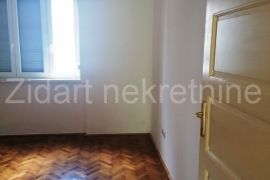 Izvanredno lep salonac u centru Zemuna sa pogledom na park, Zemun, Appartement