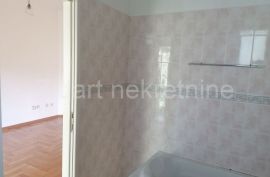 Izvanredno lep salonac u centru Zemuna sa pogledom na park, Zemun, Appartment