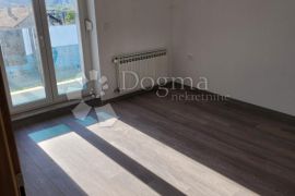 Novouređeni trosobni stan sa natkrivenom garažom, Krapina - Okolica, Appartement