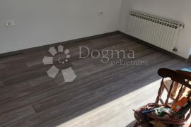 Novouređeni trosobni stan sa natkrivenom garažom, Krapina - Okolica, Apartamento