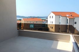 VODICE, novo, 2. kat, 450 m do plaže, pogled na more, lift, spremište, Vodice, Appartamento