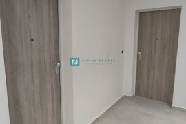 VODICE, novo, 2. kat, 450 m do plaže, pogled na more, lift, spremište, Vodice, Apartamento