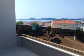 VODICE, novo, 2. kat, 450 m do plaže, pogled na more, lift, spremište, Vodice, Stan